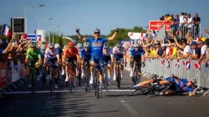 Tim Merlier s&rsquo;offre un triplé sur le Tour 2026 après un sprint mouvementé