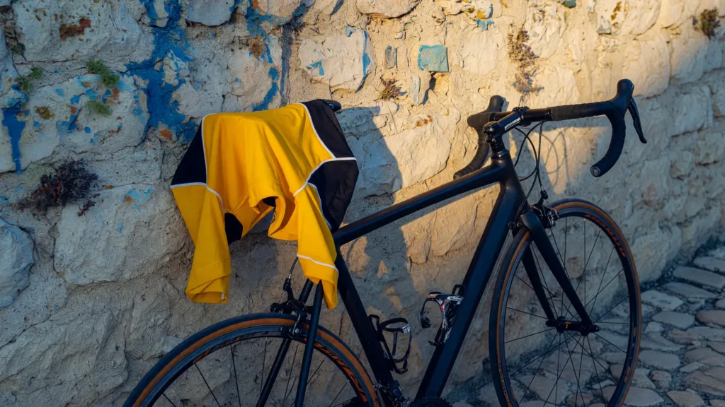 Tour 2026 : Pedersen frappe, Pogacar laisse filer le jaune