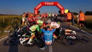 Tour de France 2026 : chute collective à 350 m de l&rsquo;arrivée, Gaviria et Berckmoes abandonnent