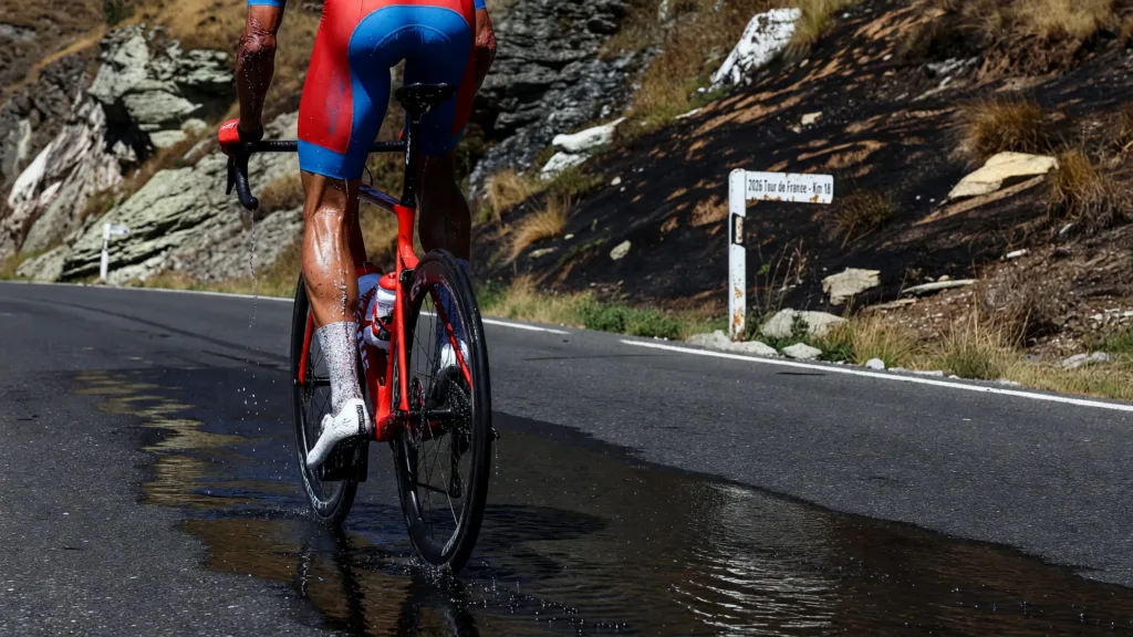 Tour de France 2026 : étapes tronquées, cols fermés, la canicule refaçonne l'épreuve