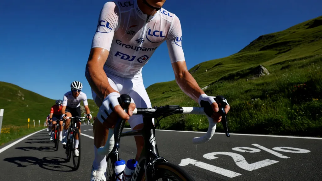Tour de France 2026 : Paul Seixas perd le maillot blanc au profit d'Isaac Del Toro