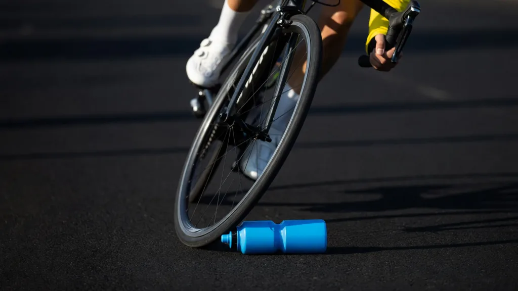 Tour de France 2026 : Pogačar échappe à la chute sur un bidon à 55 km/h