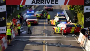 Tour de France 2026 : une voiture de presse percute des barrières à Ussel, huit spectateurs blessés
