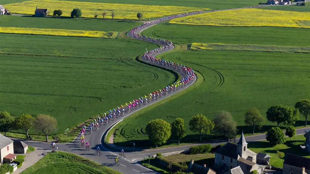 Tour de France : 57 coureurs s'échappent sur 205 km, Pogačar laisse filer