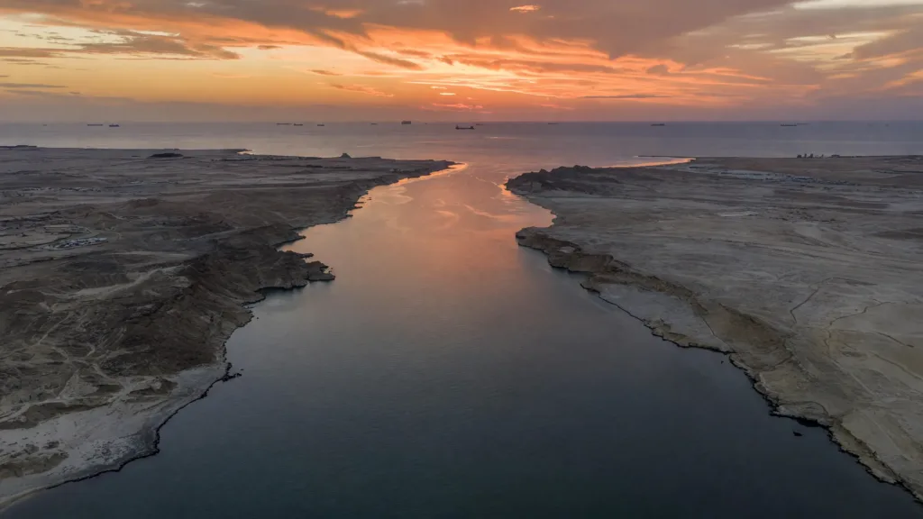 Troisième vague de frappes US contre l'Iran : Téhéran ferme Hormuz