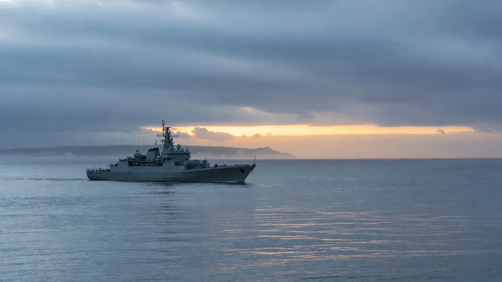 Un navire russe effectue un exercice de tir à 40 miles des côtes britanniques