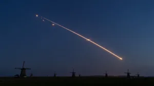 Une boule de feu traverse le ciel néerlandais : un satellite Starlink
