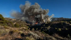 Var : incendie de Pontevès, 1 700 ha brûlés, 400 évacués, 900 pompiers