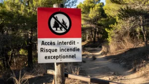 Vigilance rouge feux de forêt : cinq massifs interdits d&rsquo;accès ce jeudi