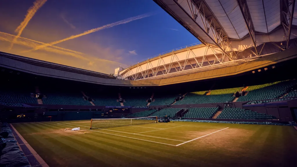 Wimbledon : Djokovic, 39 ans, bat le record de Federer et défie Sinner