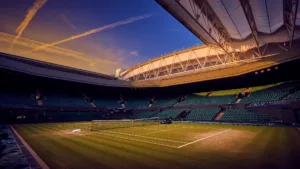 Wimbledon : Djokovic, 39 ans, bat le record de Federer et défie Sinner
