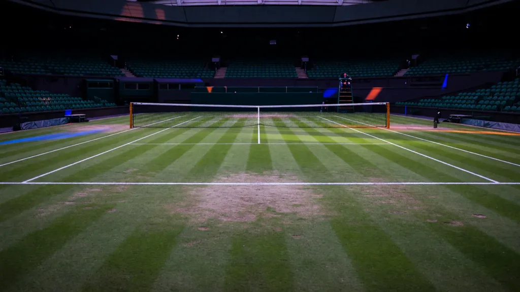 Wimbledon : Djokovic écrase Tsitsipas et défiera Rinderknech au 3e tour