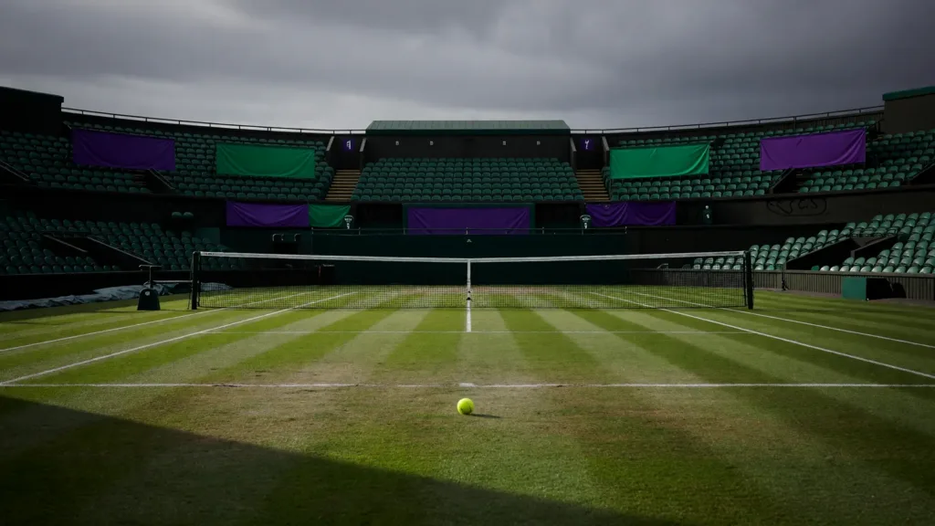 Wimbledon : Valentin Royer écrase par Zverev, la sortie amère du Français